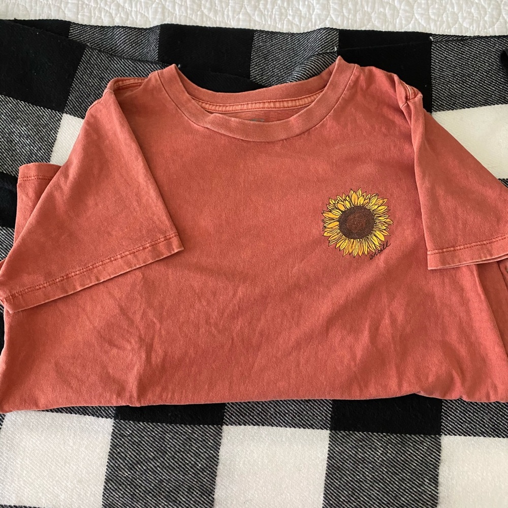 Basic sunflower tee